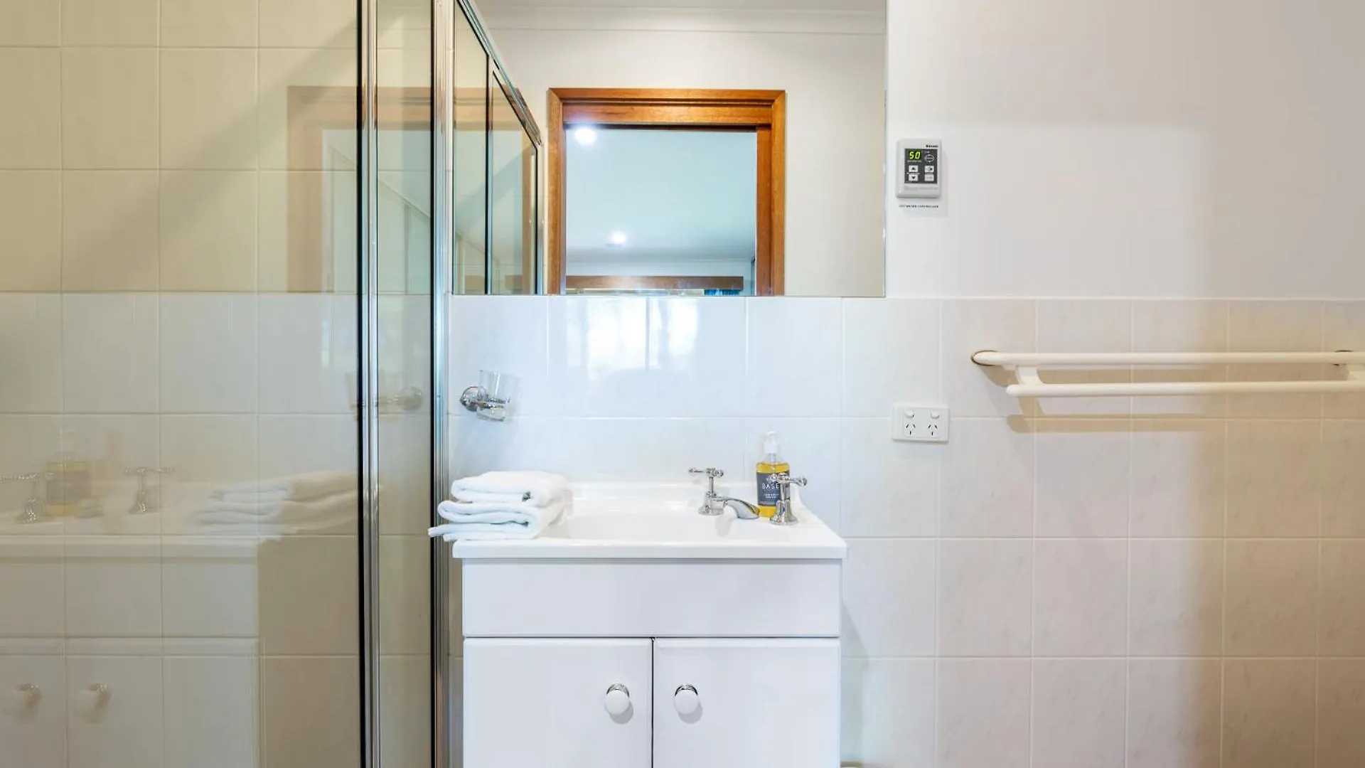 Spacious 2Br Home In Tranquil Leafy Neighborhood Canberra 0*,